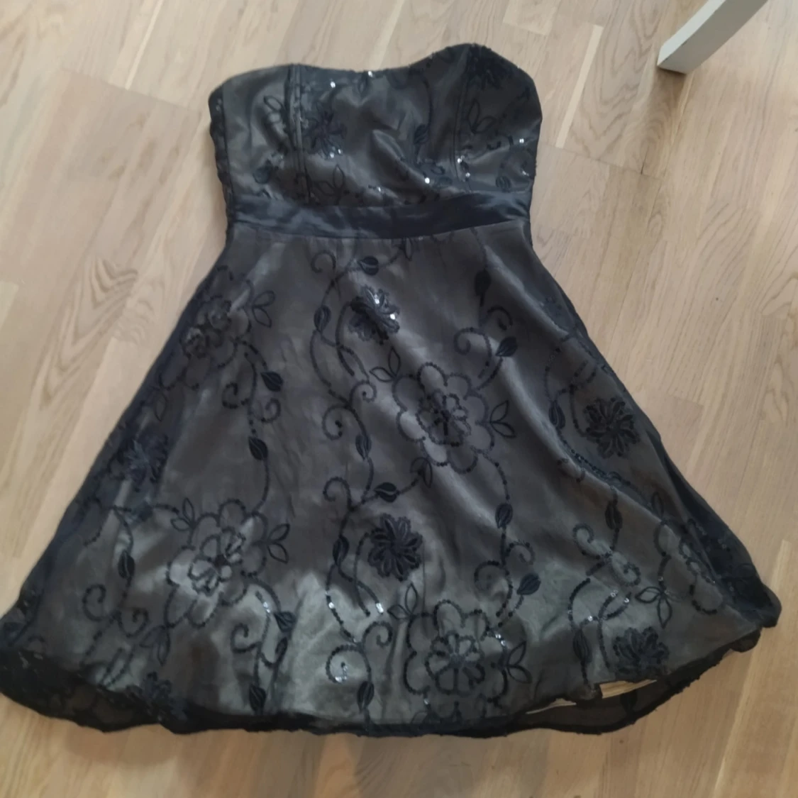 Svart axelbandslös klänning från Miss Etam