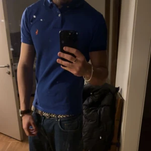 Blå pikétröja från Ralph Lauren - Säljer en klassisk blå pikétröja från Ralph Lauren i slim fit. Passar S/M (själv har storlek M och passar mig perfekt) skriv om ni vill ha en bild på hur den sitter på om intresserade ! 🫶