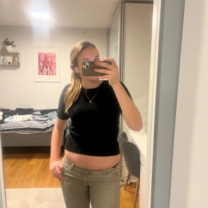 Svart stickad tröja  - Svart stickad T-shirt från hm, nopprig. Super fin till alla outfit, lite kortare på mig som är lång.