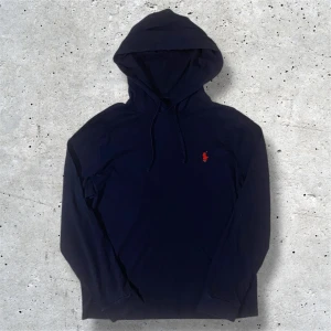 Ralph Lauren hoodie - Marinblå hoodie från Ralph Lauren i mycket bra skick utan några defekter. Hoodien är i stl S men passar S lika bra. Hör av er vid frågor, pris kan alltid diskuteras vid snabb affär! 🙌
