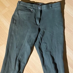 Ridbyxor  - Gröna ridbyxor från Horze. Snygga gröna ridbyxor från Horze med dragkedja på fickan. Perfekta för ridning och har en bekväm passform.