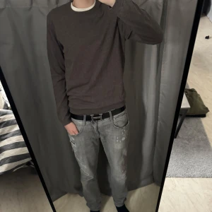 NN07 sweater - Säljer en stilren brun tröja från NN07. Tröjan är långärmad och har en klassisk rund halsringning. Perfekt för en avslappnad och snygg look. 