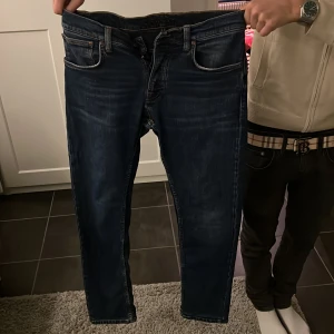 Mörkblå jeans från Nudie Jeans - Snygga mörkblå jeans från Nudie Jeans med en klassisk femficksdesign. De har en dragkedja och knapp framtill. Kan gå ner i pris vid snabb affär!.