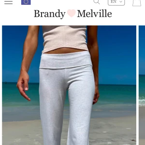 Yoga pants brandy melville - Grå brandy Melville Priscilla pants i onesize vilket är xs/s köpta för 270kr plus frakt när man beställer från brandys hemsida💞 dem ser vida ut men är vanlig yoga pant flare modell!