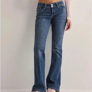 Lowwaist bootcut stitch jeans - Lågmidjade jeans från Nelly i modellen ” low waist bootcut stitch” väldigt fina, endast använda några få gånger. Storlek 38 men passar mig som brukar ha 36❤️ midjemåttet är 35 cm men de har stretch. Köptes för 699 på hemsidan