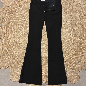 Svarta kostymbyxor från Filippa K - Snygga svarta lågmidjade kostymbyxor från Filippa K. Dom är bootcut och har innerbenlängden 77cm. Ny pris runt 2000kr. Skriv gärna för fler bilder.💞