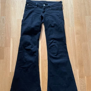 Svarta Flare jeans  - As snygga Cheap Monday jeans! Flare med jätte låg midja! Säljer för att de är lite för små och därför aldrig kommer till användning. 29x34, men skulle säga att just dessa är små i storleken! 