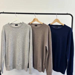 3 pack Merinoull & Kashmir Crewnecks (Nya) - Tjena säljer 3 pack med helt nya tröjor i 90% merinoull och 10% Kashmir från mitt klädföretag tröjorna finns i XS-L och i tre färger. Kolla mina tidigare annonser för info eller hör gärna av dig om du har nån fråga! Kan även lösa om man vill köpa färre antal! 