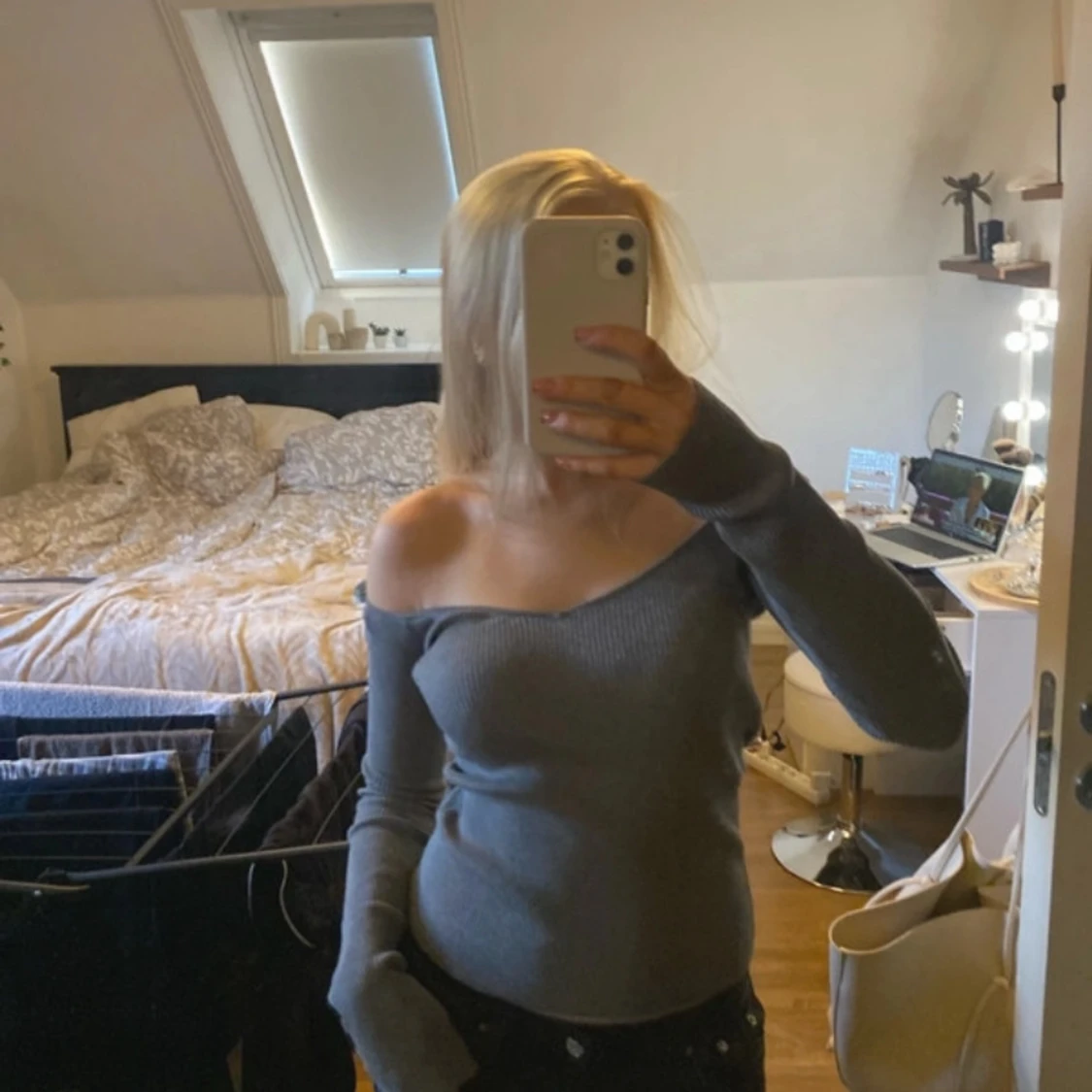 Grå ribbad offshoulder-tröja - 4