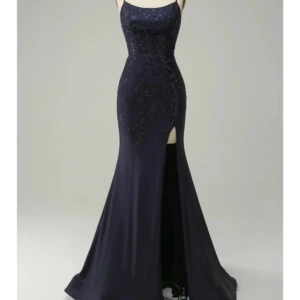 Mörkblå balklänning med öppen rygg - Inte jag på bilden, Mörkblå balklänning som aldrig är använd från zapaka. Den satt inte så bra på mig och va lite stor och lång då den släpar på golvet. Nypris 1 454