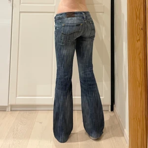 Lågmidjade bootcut jeans💕 - Midja 37x2 cm, gren 19 cm o innerben 79 cm💕Jae 169 o xs-s för referens. Märkta W26 men sitter absolut mer som en xxs men det är måtten som gäller om man köper!!! Obs fläck bak vid svanken se bilderna 