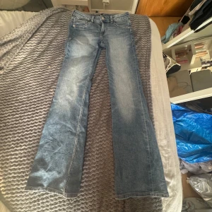 Blå bootcut jeans - Snygga blå bootcut jeans med low rise .Bra kvalitet och knappt använda. Säljer på grund av att de är för små. De har en lätt tvättad look som ger en vintage känsla. Det är storlek S/36 men kan även passa Xs/34/32. Pris kan diskuteras. Skriv för fler bilder!Det är ej gratis frakt vet inte hur man ändrar! 💕