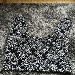 Mönstrade leggings från GNG - Säljer ett par snygga leggings från GNG med ett unikt mönster i svart och vitt. Tillverkade av bambufiber och spandex för en bekväm passform. Perfekta för att ge din outfit en extra touch!