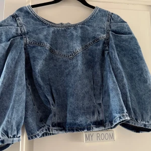 Blå jeansjacka med dragkedja - Säljer en blå jeansjacka med dragkedja. Den är super gullig och jag har användt den men dragkedjan både fram och bak! Blus/jacka, man får välja själv