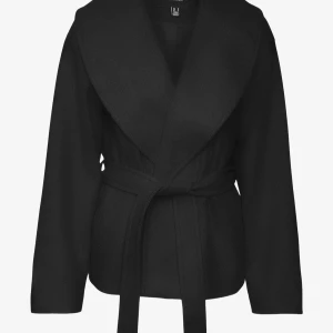 Svart kavaj med bälte - Snygg svart kappa med bälte. Bra skick, pris kan diskuteras, storlek S men passa i Xs oså som jag egentligen bär i💞