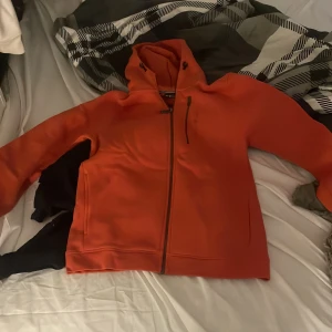Orange hoodie från Sail Racing - Säljer på grund av att den aldrig har andvänts och bara ligger storlek 170 pris kan diskuteras!💕