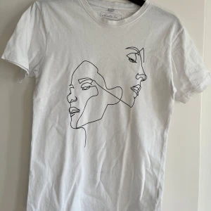 Vit t-shirt  - Snygg vit t-shirt med tryck. Ganska stor för att vara XS, så passar S eventuellt M också 