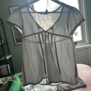 Randig blus med knytband - Jätte gullig randig blus perfekt för sommaren och våren🌸