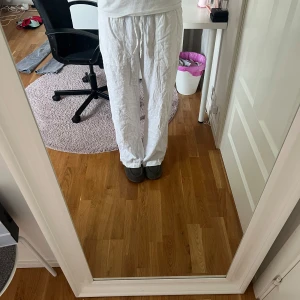 Linnebyxor  - Linnebyxor från STAY i storlek M men passar S jätte bra också! Knappt använda alls så i jätte bra skick. Nypris 500kr (jag är 175) PRIS KAN DISKUTERAS 