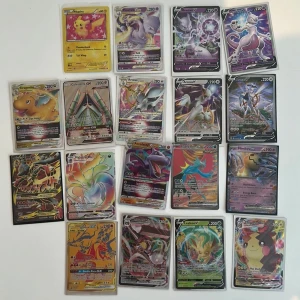Pokémonkort samling - En samling av Pokémonkort med olika karaktärer och korttyper. Inkluderar både klassiska och moderna kort med varierande design och färger. Perfekt för samlare eller Pokémon-entusiaster som vill utöka sin kollektion.