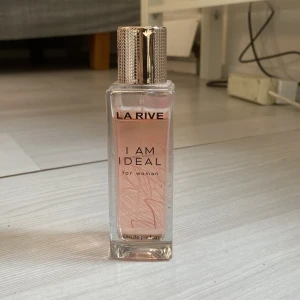 La Rive I Am Ideal Eau de Parfum - Säljer en parfym från La Rive!!! Har en annan men annars jätte god doft!!🙌🏼🙌🏼🙌🏼Nästan helt full och pris kan diskuteras!!❤️❤️hör av er med frågor🥰🥰