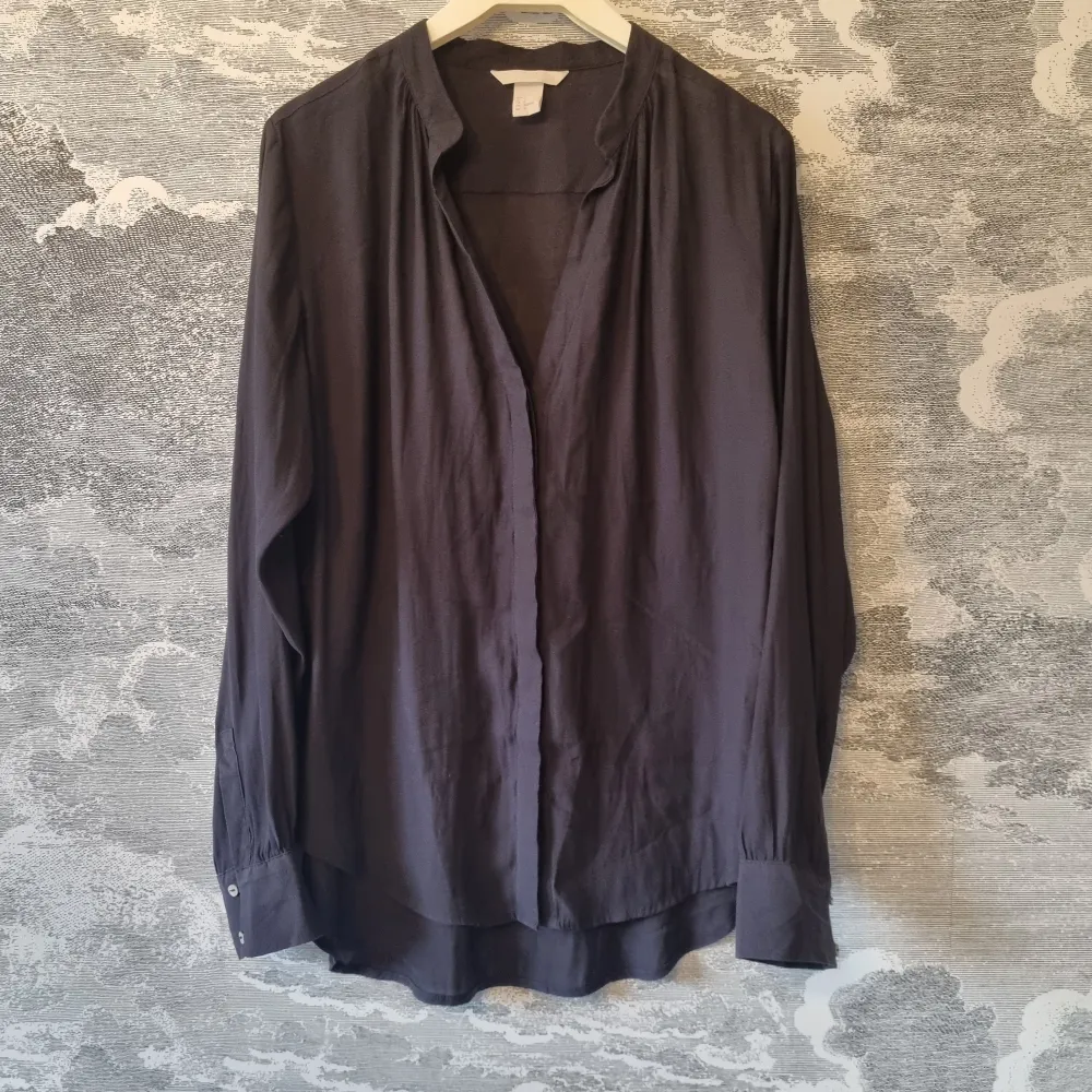 Svart blus från H&M i storlek S. Använd ett fåtal gånger. Blusen är i mycket bra skick. Jag hittar ingenting att anmärka på.. Puserot.