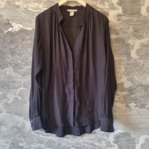 Svart blus från H&M - Svart blus från H&M i storlek S. Använd ett fåtal gånger. Blusen är i mycket bra skick. Jag hittar ingenting att anmärka på.