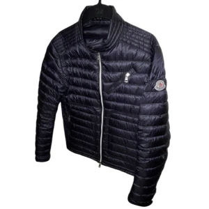 Svart moncler dunjacka herr  - Säljer en helt ny moncler jacka. Storlek S, passar xs/s