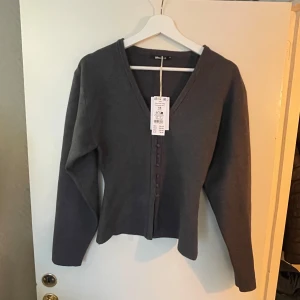 Grå kofta från Gina Tricot - Säljer den här populära tröjan från Gina Tricot som är slutsåld i xs. Helt ny med lappar kvar, använd gärna köp nu🌸