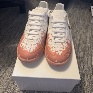 Masion margiela  - Tja säljer dessa sjukt rare Masion margiela skor! Dom är endast använda 1 gång. Men det syns inte bara pytte lite smuts under. Man får med ALLT OG och orderbekreftelse! De kommer att vara som ur butik när jag packarMitt pris:4999kr | Ny pris: 6000+. Kan gå ner i pris vid snabb affär! Kan även tänka mig att byta så kom med förslag i dm! Kan fixa fler bilder om det behövs! 