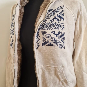 Mysig pälskofta - Kan ta bort den svarta mudden vid slutet av armen om det önskas. Fuskpäls