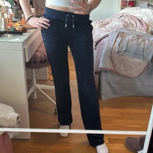 Mörkblå mjukisbyxor från Juicy Couture - Super snygga och sköna mjukisbyxor från Juicy Couture. Dem är i storlek xs och är väl använda men har inte några synliga defekter. Använd gärna köp nu!💕Pris kan diskuteras