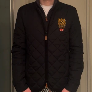 Morris Trenton Quilted Jacka - Morris Jacka | Svart | STILIG och SKÖN inför  SOMMAREN ☀️| Skick: 10/10 | Använd nån enstaka gång | Säljer pågrund av att jag växt ifrån den | Inköpt för 2299 i December | Mitt Pris: 699 | Jackan är som SPRILLANS  | Storlek: XS | Frakt: Postnord + Instabox | Skriv vid minsta fråga eller funderingar 📩 PRISET ÄR INTE FAST