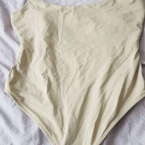 Beige baddräkt från Gina Tricot - Snygg beige linne,fint med jeans har aldrig haft på 