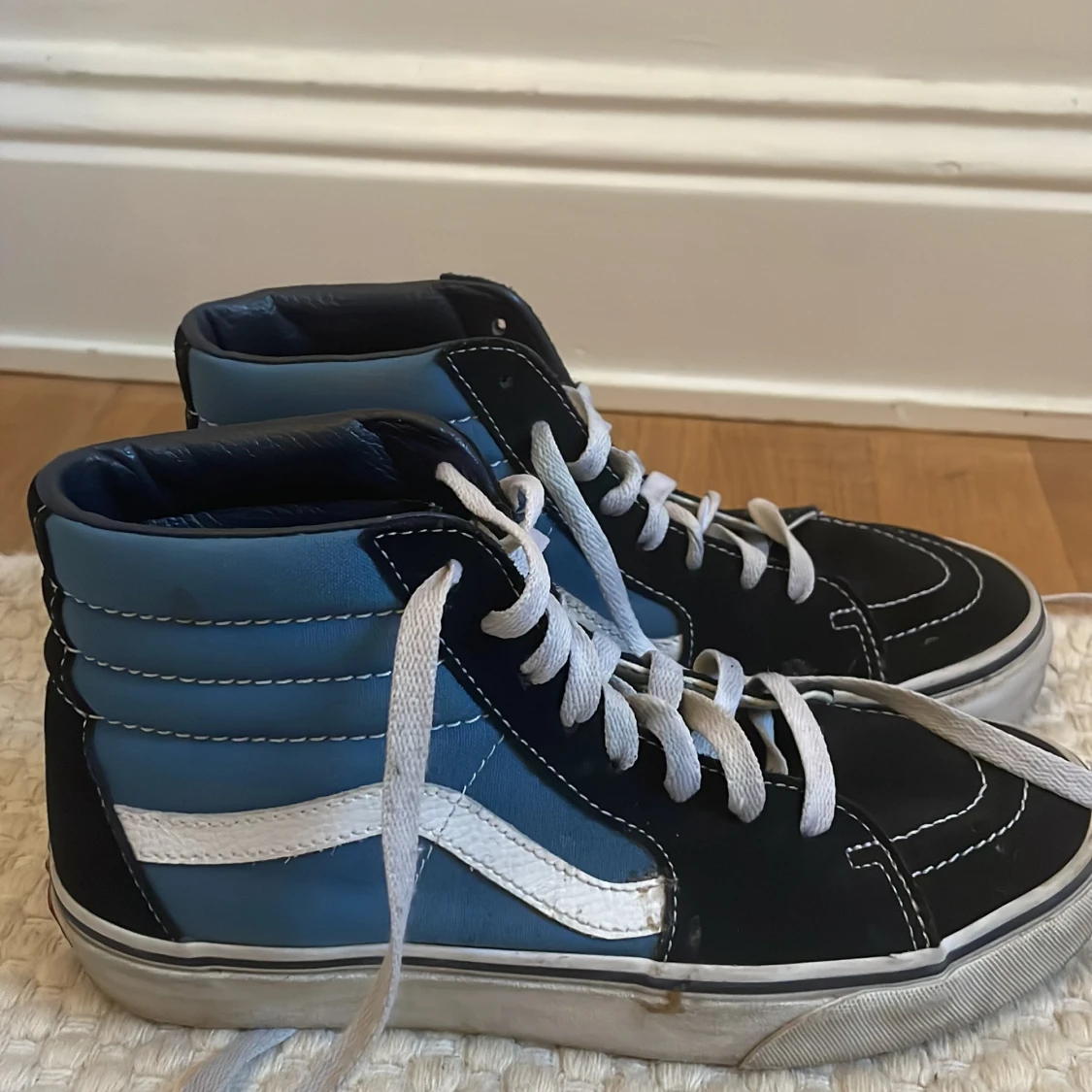 Svart och blå sneakers från Vans - 2