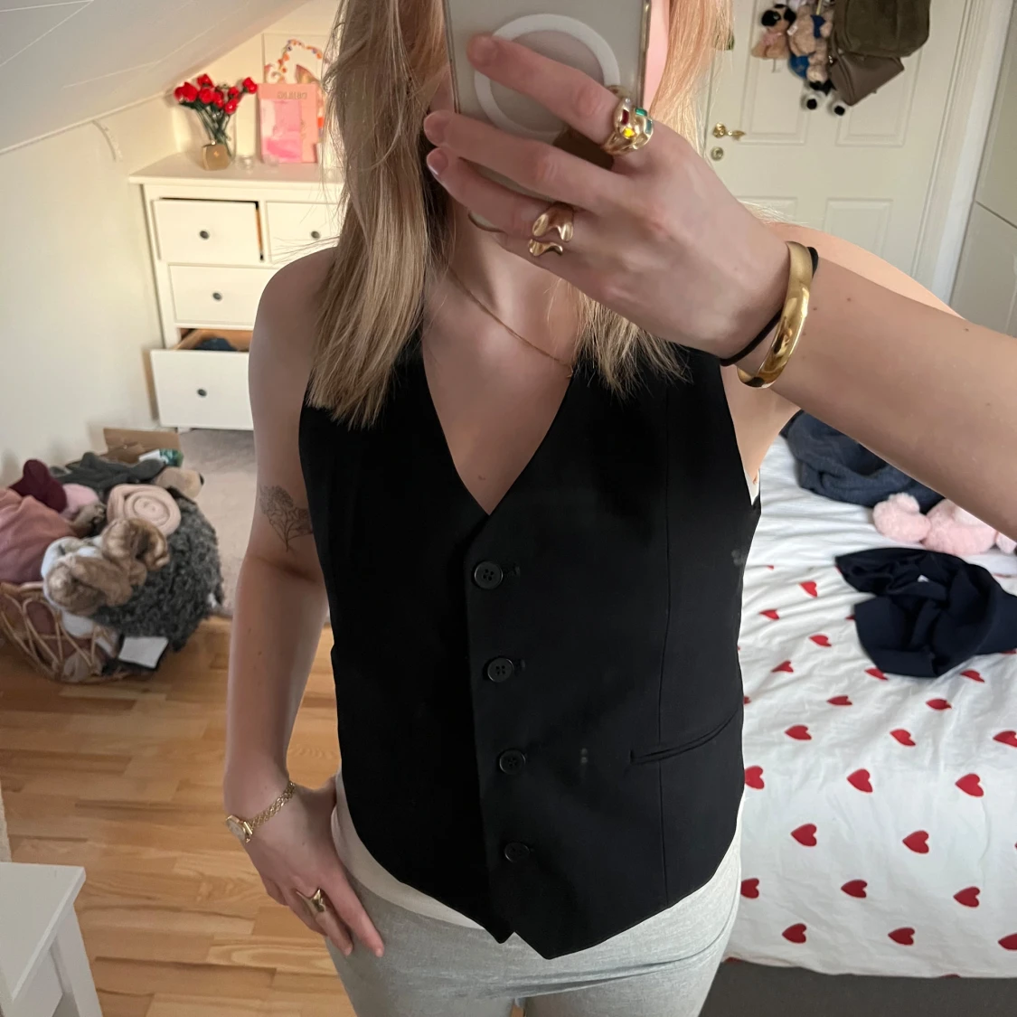 Svart väst med knappar