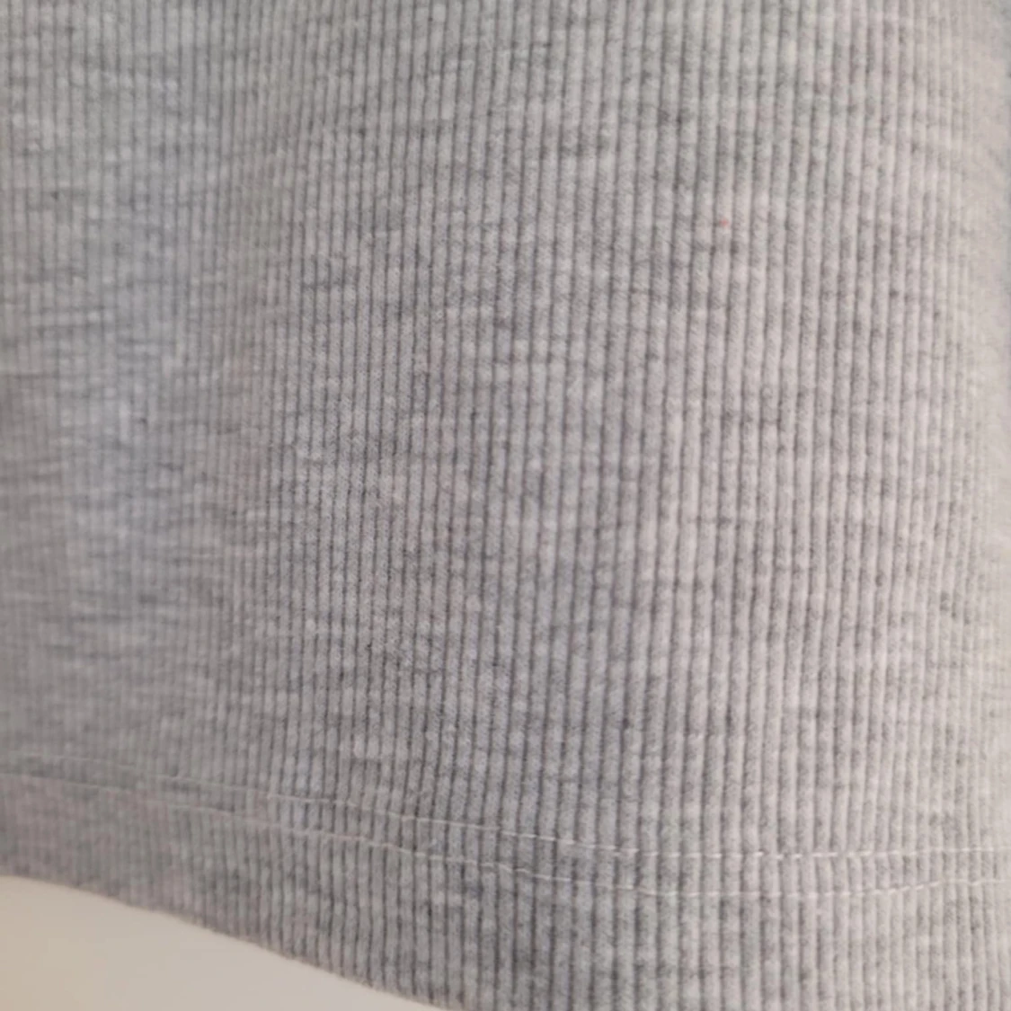 Grå ribbad linnetopp från Gina Tricot - 1