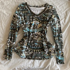  Vintage långärmad tröja -  Jättesnygg och jättebra kvalitet. Köpt utomlands  Tyget är ganska tjockt och tåligt, Inga tecken på användning. Känns som S eller XS 