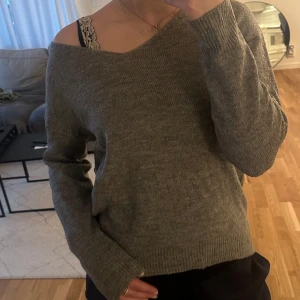 Grå stickad tröja - Supermysig grå stickad tröja från Lager 157 i storlek S. Tröjan är V-ribgad och superfin till ett par jeans eller linnebyxor i sommar!!✨💕