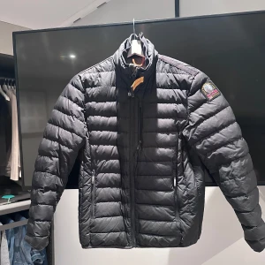 Parajumper vårjacka - Säljer en svart dunjacka från Parajumpers. Jackan är superlätt och perfekt till våren. Den är köpt på kidsbrandstore i st S