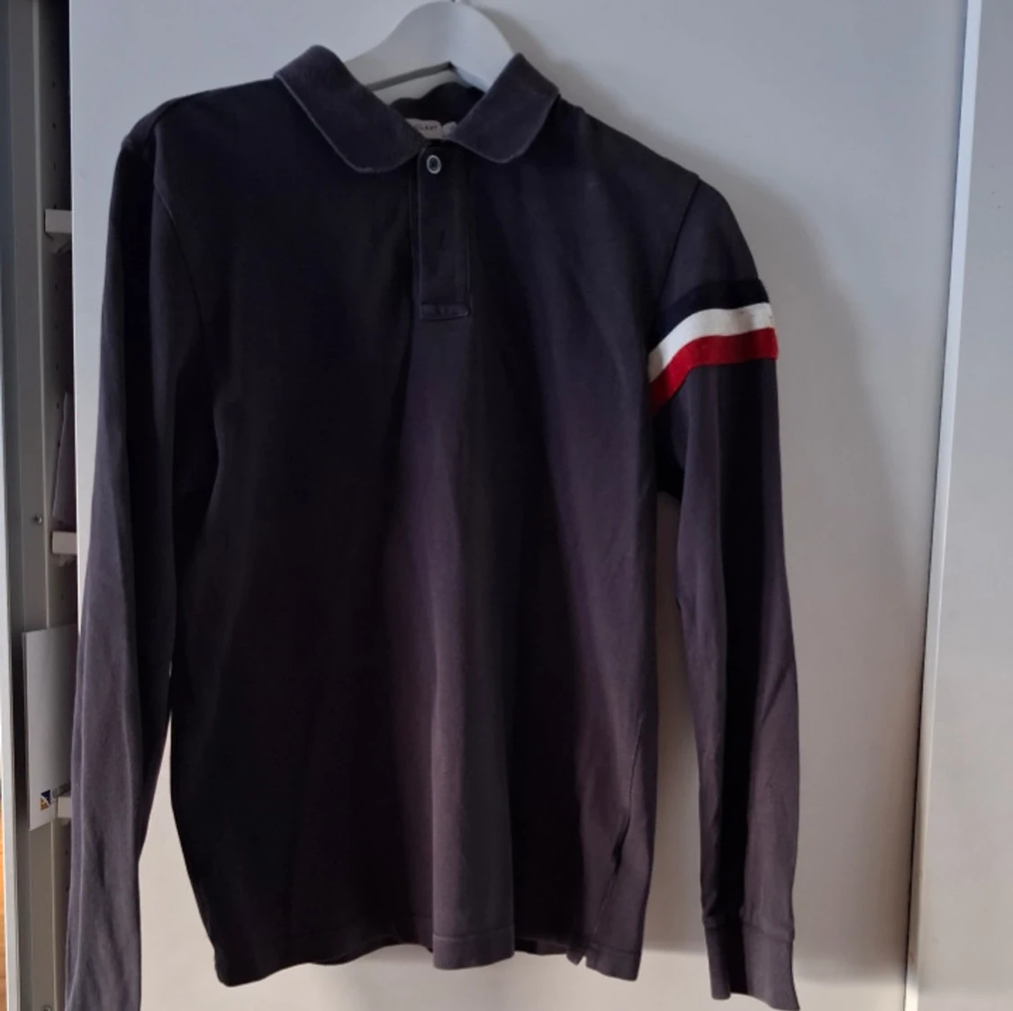 Mörkblå pikétröja från Moncler - 1