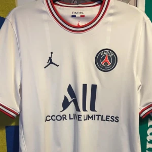 PSG fotboll tröja  - Använd ett ett pat få tal gånger men fortfarande i perfekt skick 