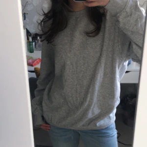 Sweatshirt - Säljer en grå sweatshirt från H&M, strl. XS. Köptes vintern 21 och oanvänd sen 1 år tillbaka🩶