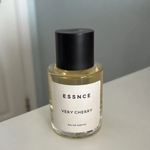 Essnce Very Cherry Eau de Parfum - Säljer en oanvänd parfym. Fräsch och fruktig doft från Essnce, Very Cherry Eau de Parfum. Den kommer i en stilren, genomskinlig glasflaska med svart lock och vit etikett. Perfekt för dig som älskar körsbärsdoft.