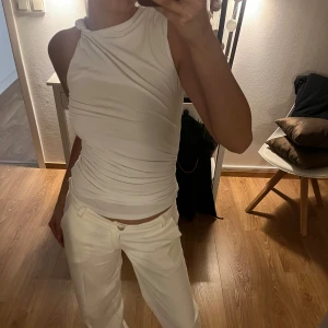 Vit topp🍸 - Snygg vit topp från H&m💗 perfekt till fest och sommar🍸🍸
