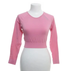 Rosa träningströja från icaniwill - Säljer en snygg rosa träningströja från ICANIWILL.  Använd men i fint skick. 🩷✨