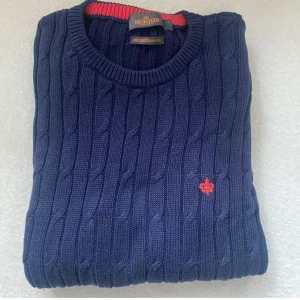 Marinblå stickad tröja från Morris - Riktigt snygg och stilren tröja från Morris. Strl S men skulle säga att den sitter som en M. Riktigt bra skick och sparsamt använd. Skriv gärna vid minsta fundering!