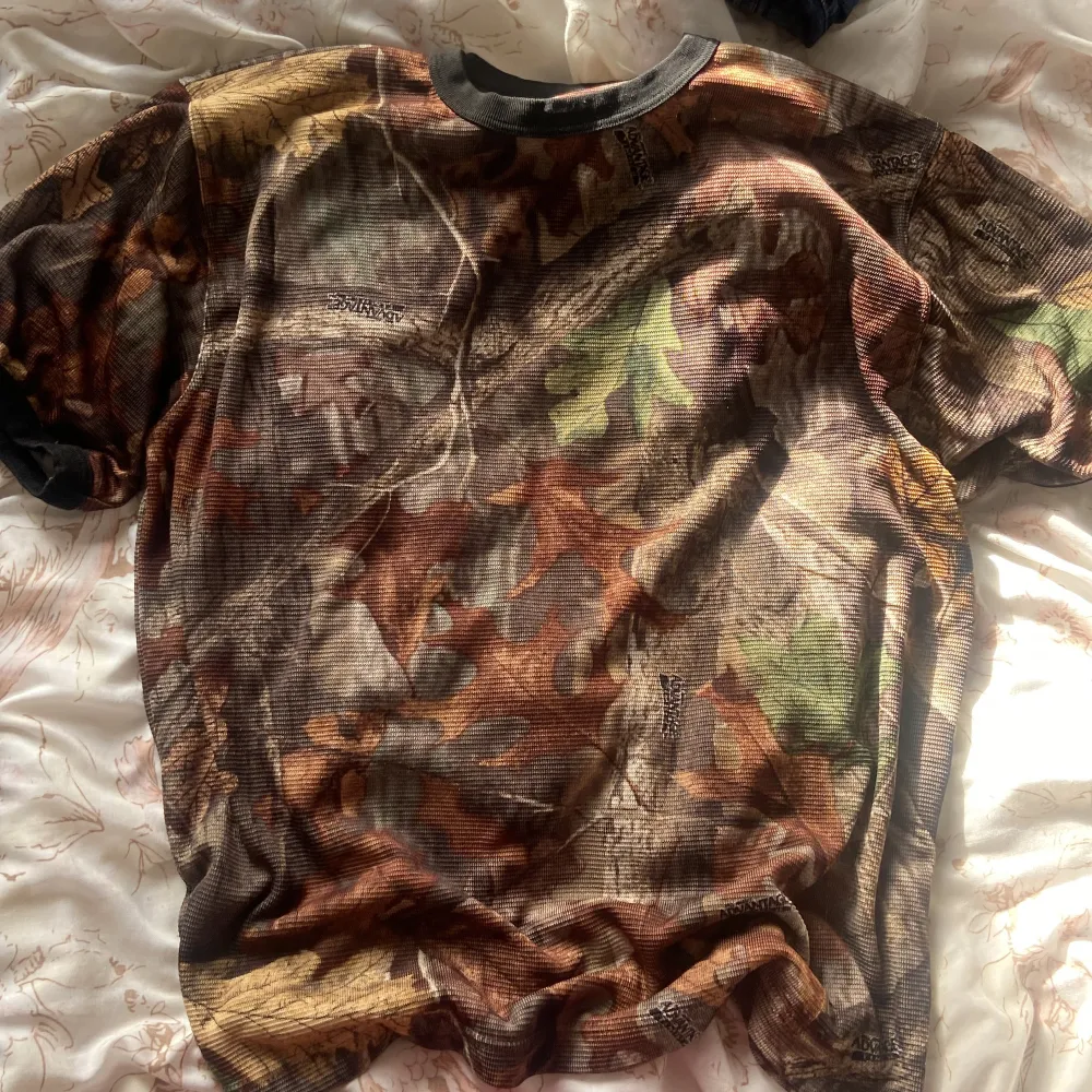 En baggy true cammo t-shirt som är ascool o snygg. Säljer för att den inte riktigt är min stil längre. Bra skick, inga defekter. Kan diskutera pris!. T-paidat.