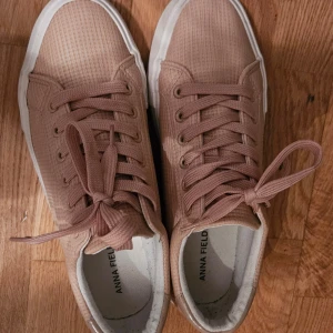Rosa sneakers från Anna Field - Snygga rosa sneakers från Anna Field med snörning och vit sula. Perfekta för en avslappnad stil. Skorna har en texturerad yta som ger en extra touch.