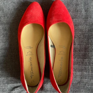 Röda ballerinaskor från Tamaris - Snygga röda ballerinaskor från Tamaris med spetsig tå❤️
